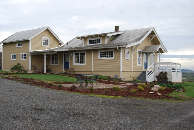 Building Photo - 2 Bedroom 1 Bath Farm House Carlton OR wit...