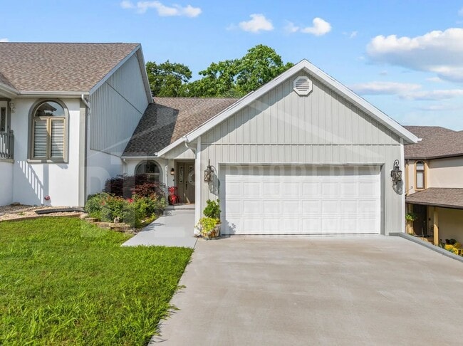 Building Photo - Beautifully updated 4-bedroom, 3-bath duplex in Branson!