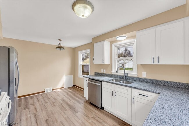 Building Photo - 655 E 240th St