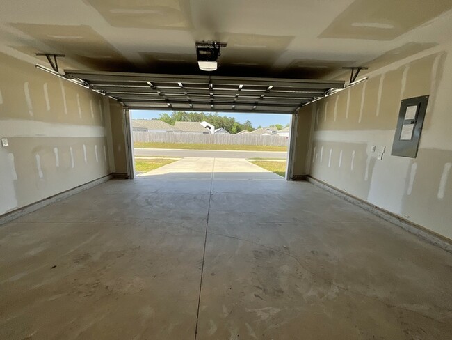 Building Photo - 3br 2ba w/ Community Pool