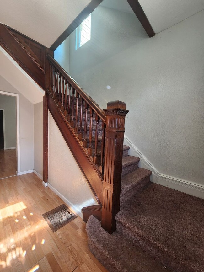 Building Photo - 5 Bedroom Home Alton