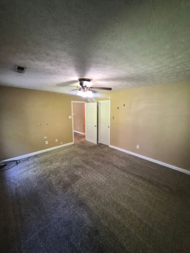 Building Photo - West Knoxville 37934 - 3 bedroom, 2.5 bath with a sunroom and 1-car garage - Call Lisa Vineyard 8...