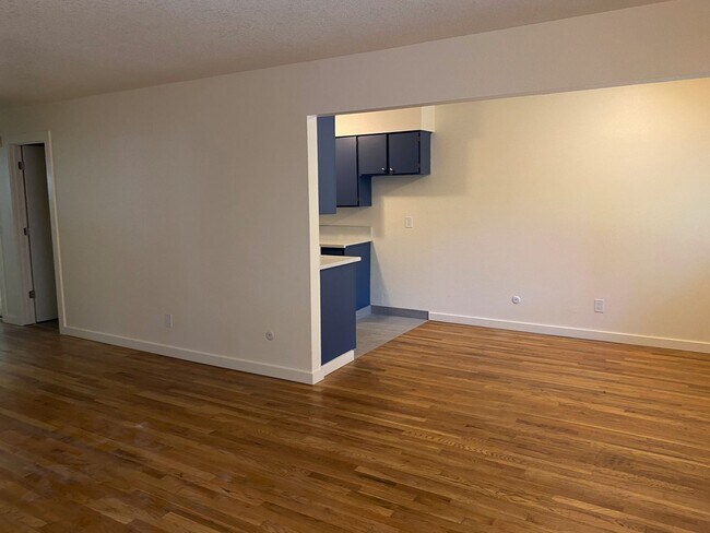 Building Photo - Bottom level 2bed, new s/s appliances, off...