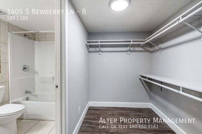 Building Photo - 1405 S Newberry Ln