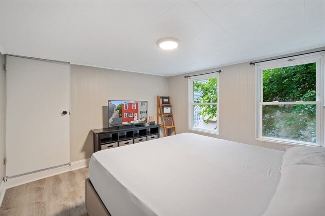 Building Photo - Tastefully updated  2-Bed, 1-Bath Gem in Troy Hill!