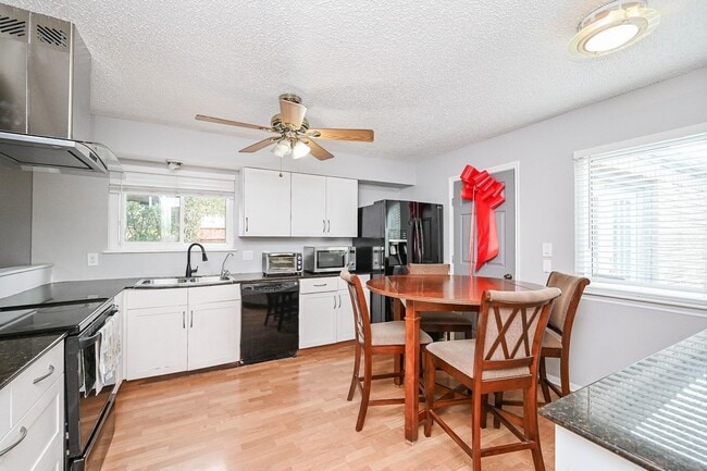 Building Photo - 13102 Richmond Ave