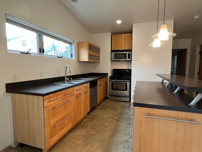 Building Photo - Super Sweet, Modern Style Back House