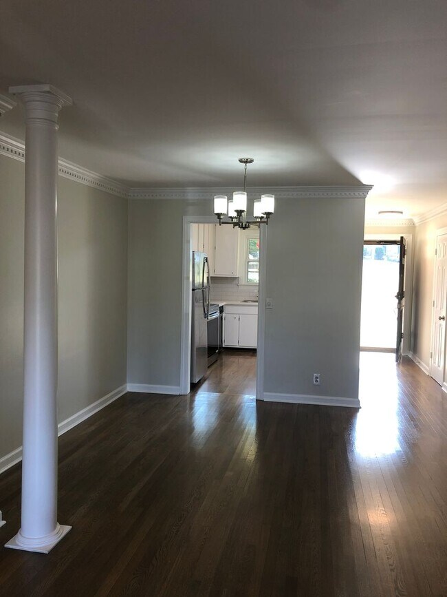 Building Photo - 2 Bed/2 Bath Condo located in Green Hills only minutes to Vandy and Easy Interstate Access, 1 Car...