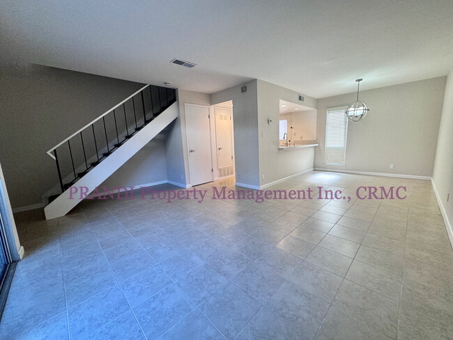 Building Photo - Updated Towhome with Washer/Dryer, Near Pa...
