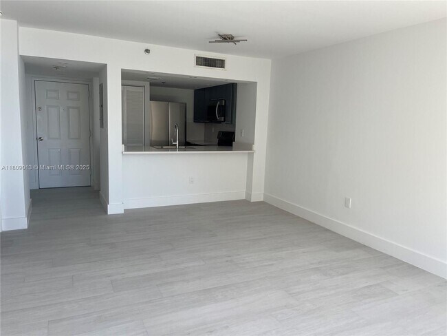 Building Photo - 540 Brickell Key Dr