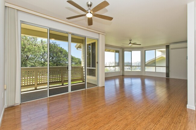 Building Photo - 3 BED, 2 BATH 2 PARKING IN GATED MOANALUA ...