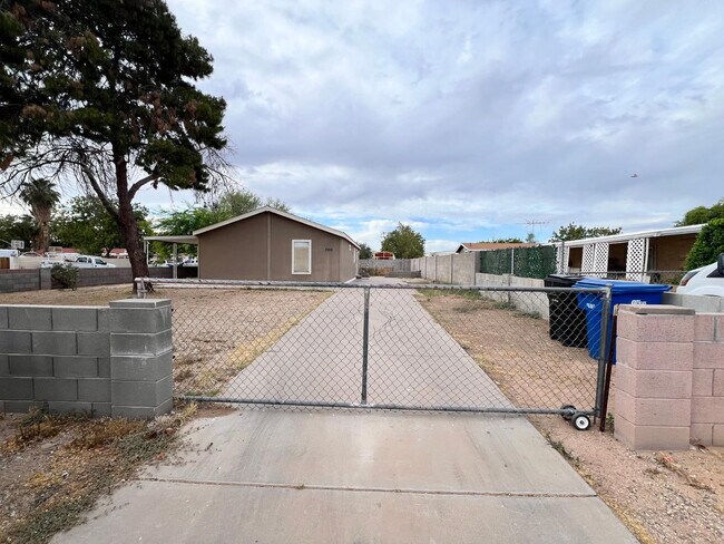 Building Photo - 7826 E Juanita Ave