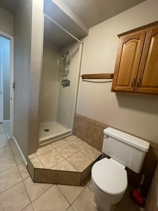 Building Photo - 1017 N Viewmont Dr