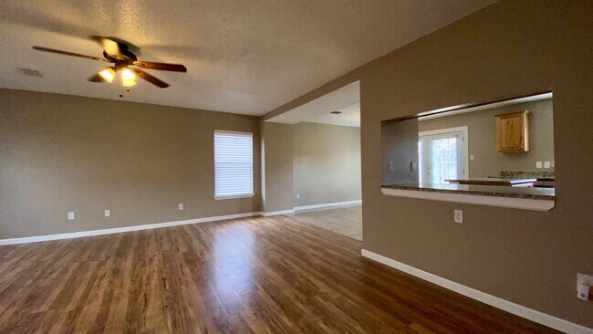 Building Photo - Beautiful Home in Established Neighborhood