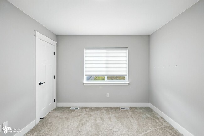 Building Photo - Charming & Updated 4BD/2.5BA!