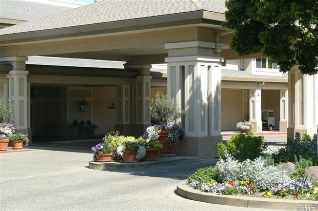 Building Photo - 300 Deer Valley Rd