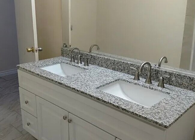 Building Photo - 632 Kenoak Dr