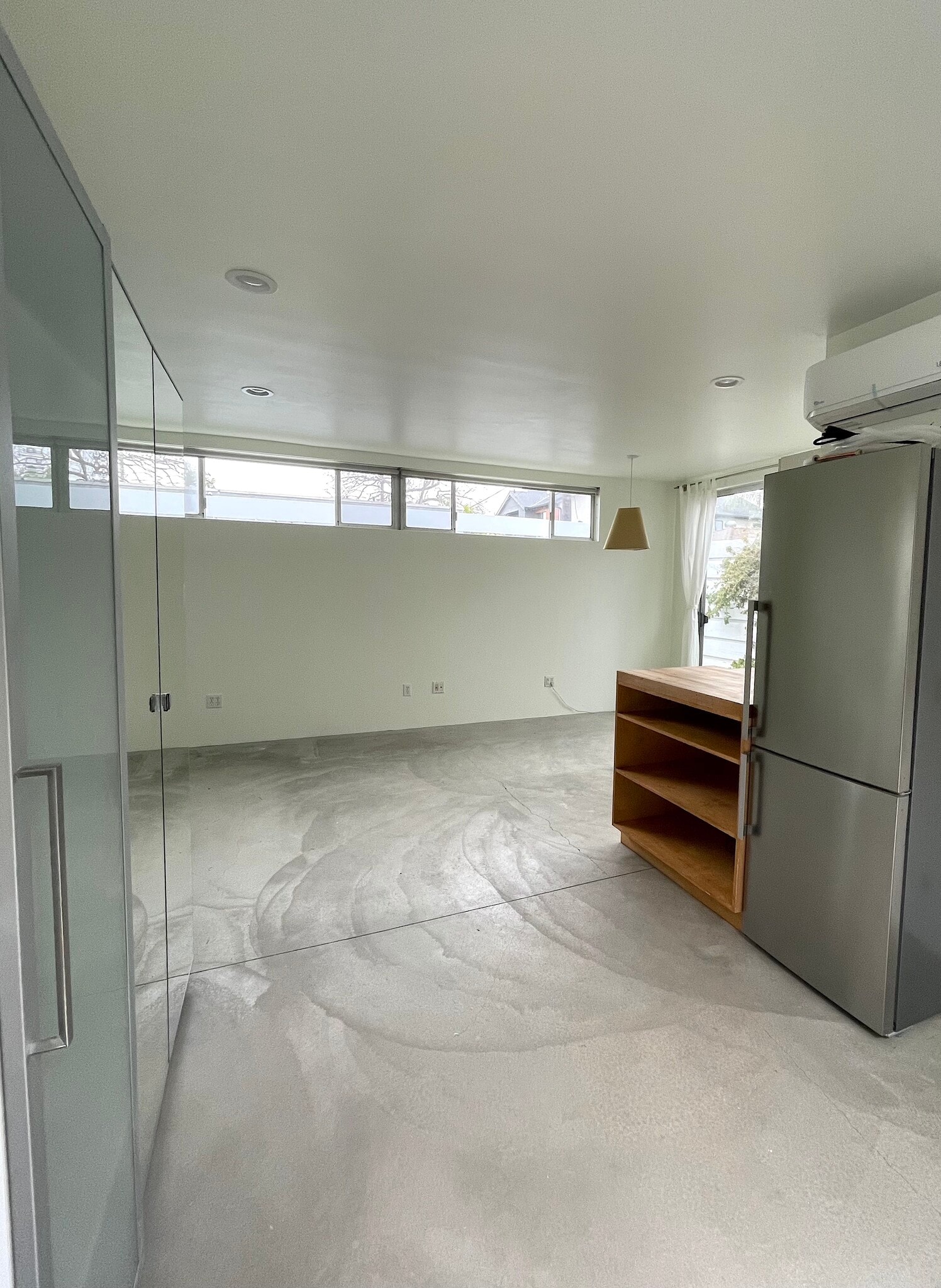 high operable windows, natural sunlight and air flow - 939 Indiana Ave