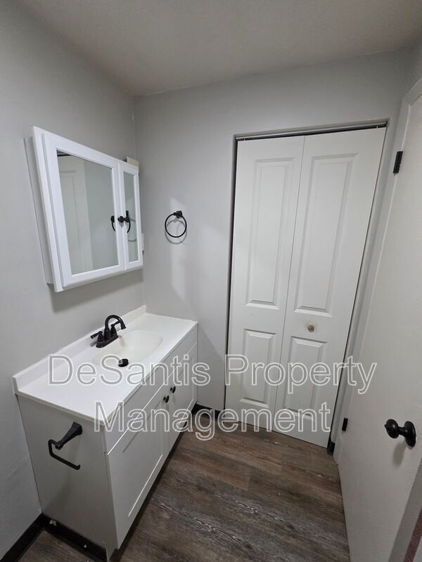 Building Photo - 404 Lunar Ln