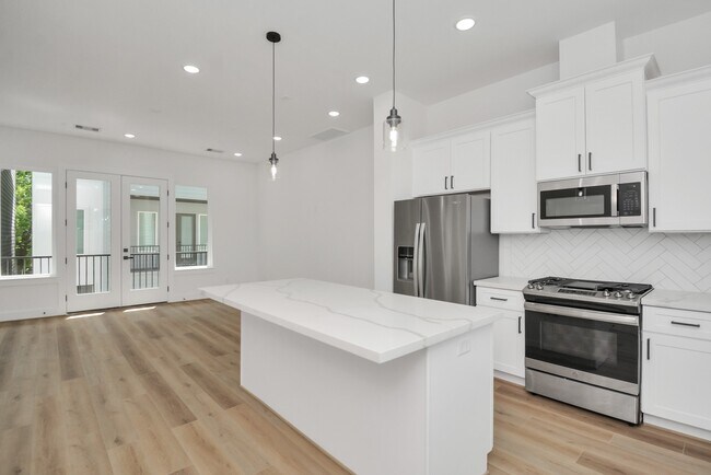 Building Photo - 3036 Live Oak St