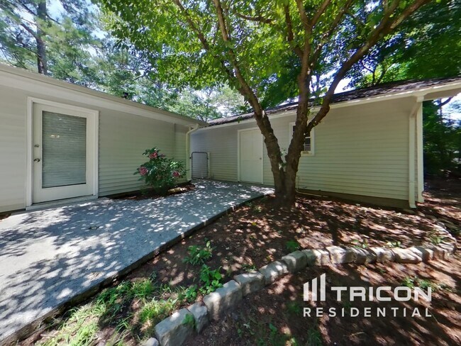 Building Photo - 188 Misty Hollow Way