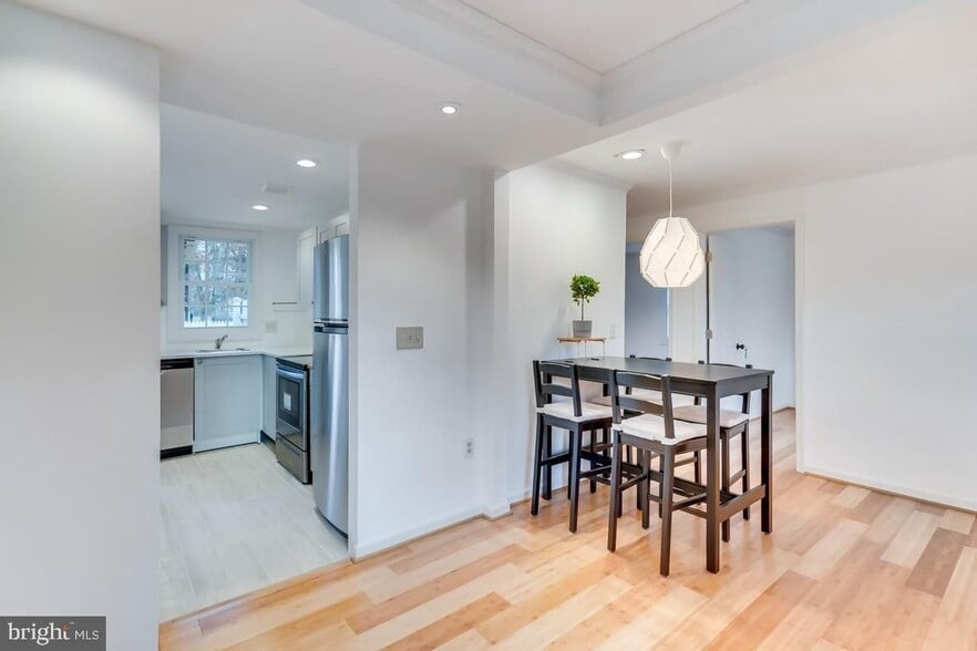 Building Photo - 822 Warburton Ln