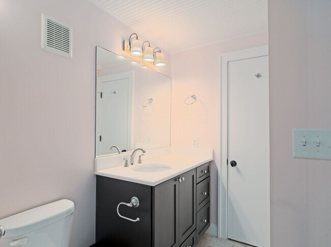 Building Photo - Stylish City Living in Historic Charleston