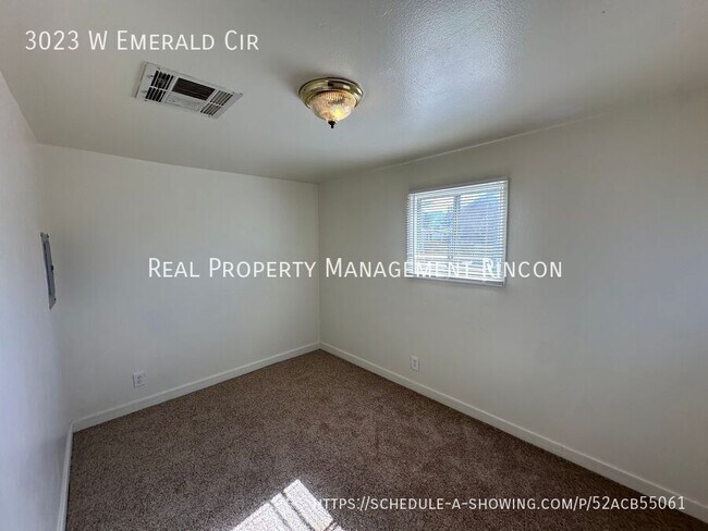 Building Photo - 3023 W Emerald Cir