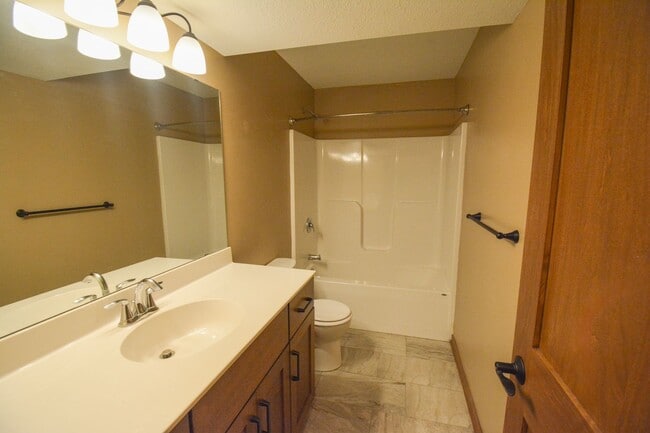 Building Photo - Beautiful and Spacious 4 Bedroom 3 Bath Av...