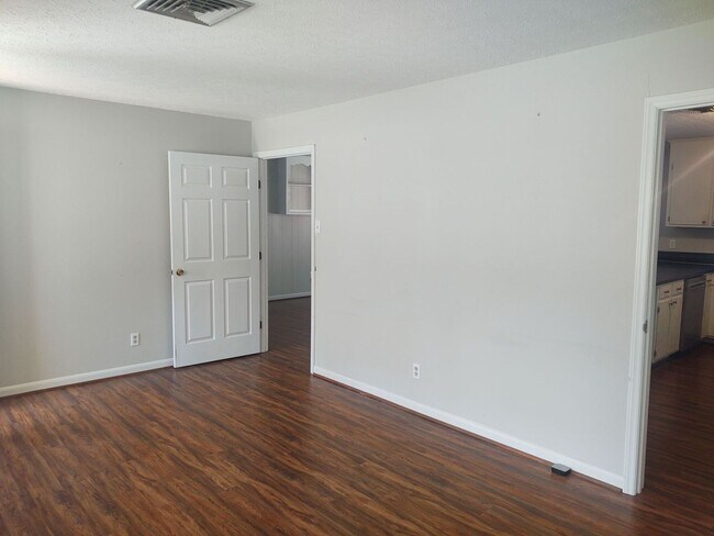Building Photo - Large 2 bedroom 2 bathroom house with 1 ca...