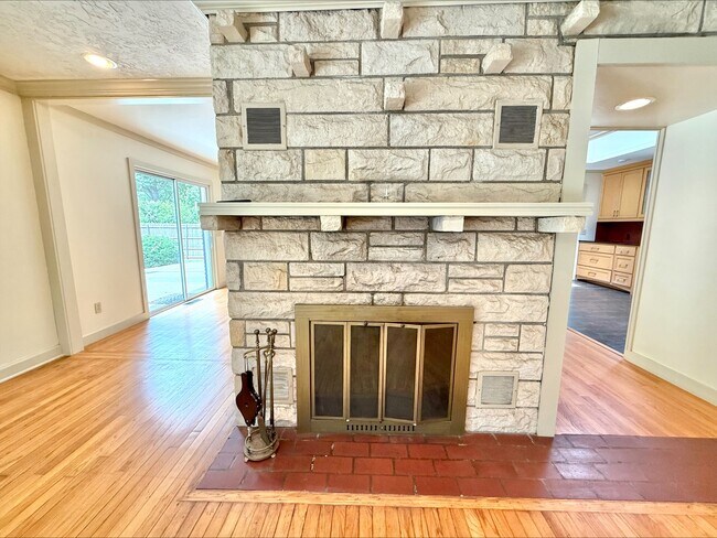 Building Photo - 1004 Brookside Dr
