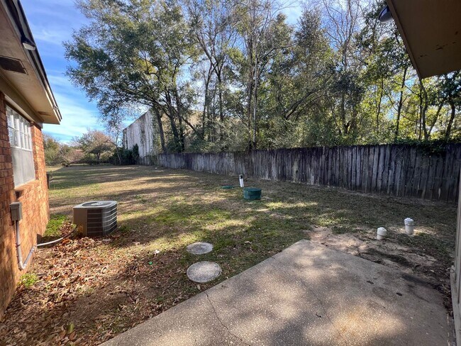 Building Photo - Pensacola - 2 Bedroom, 1 Bathroom - lawn care included