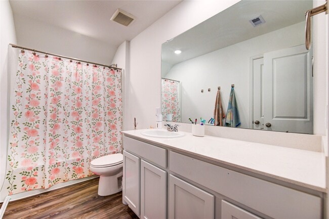 Building Photo - 26627 Ledgemont Dr