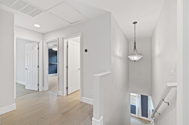 Building Photo - Southwest 3 bedrooms 2.5 bathrooms