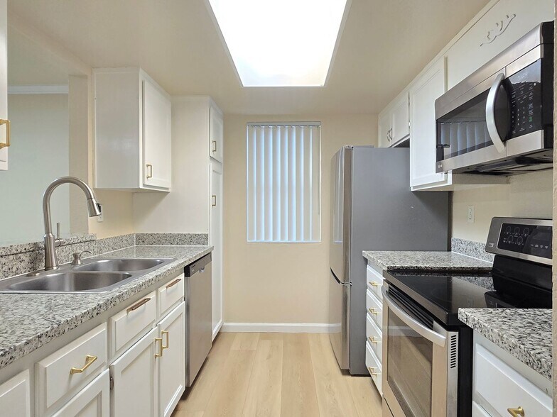 Building Photo - 5590 Makati Cir
