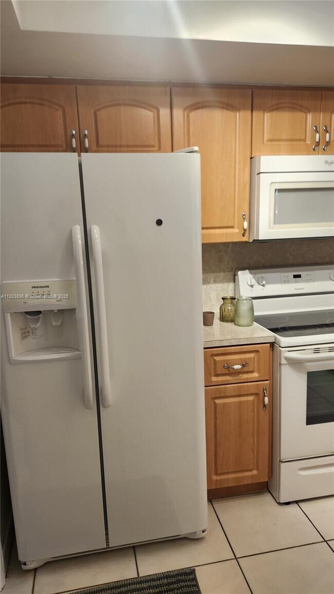 Building Photo - 200 NE 12th Ave