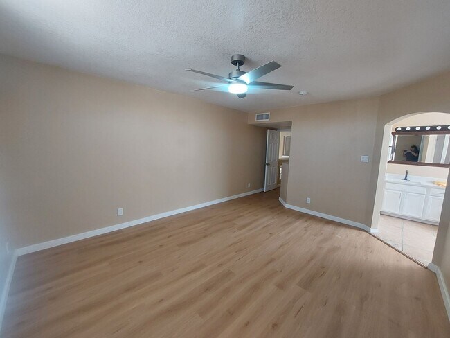 Building Photo - 4 BEDROOM 3 BATHROOM HOME! fully remodeled...