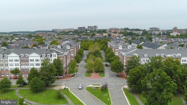 Building Photo - 5060 Kilburn St