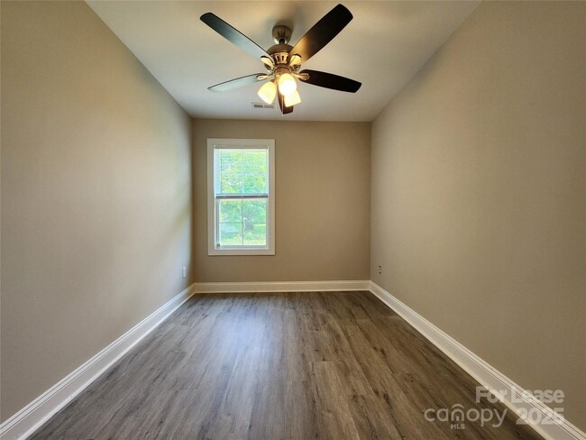 Building Photo - 2210 Brookview Ave