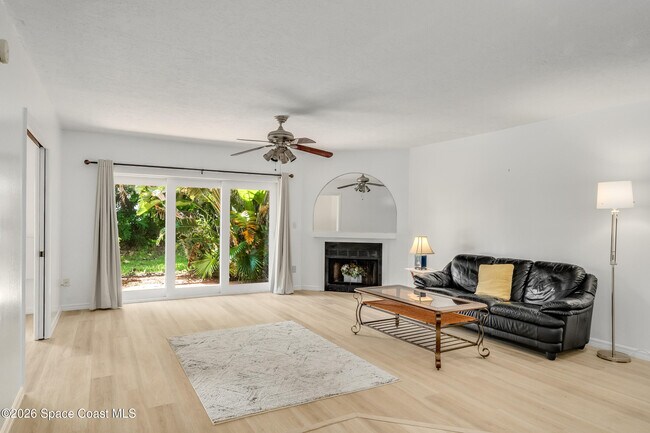 Building Photo - 105 La Costa St