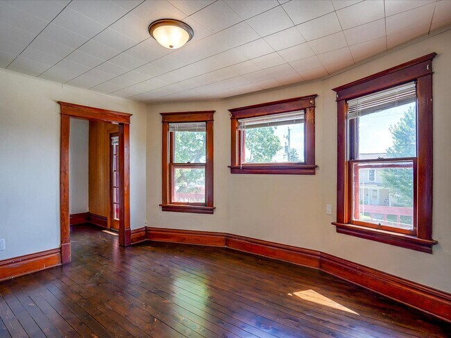 Building Photo - 302 S Shuman St