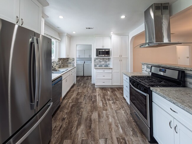 Building Photo - Elegant 3BD/2BA Oasis in the Heart of Glen...