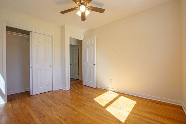 Building Photo - Beautifully Remodeled 3 Bedroom / 2 Bath i...