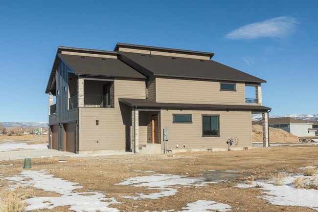 Building Photo - 405 Par Ave