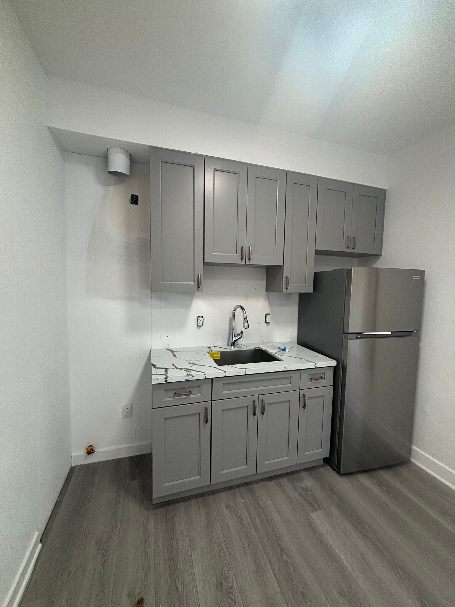 Building Photo - 1582 W 29th St