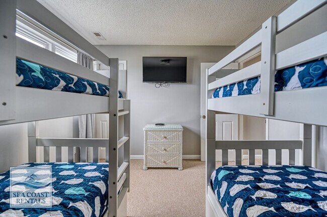 Building Photo - FULLY FURNISHED OFF-SEASON MONTHLY RENTAL - AVAILABLE TO START NOV 10TH