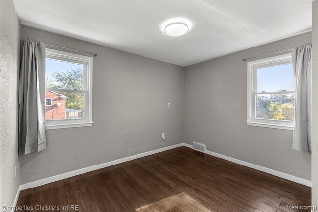 Building Photo - 10842 Nottingham Rd