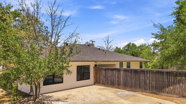 Building Photo - 900 Winding Rd