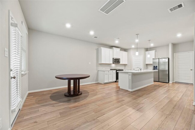Building Photo - 16107 Hilltop Oak Dr