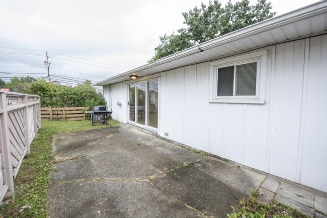 Building Photo - 512 Sprague Rd